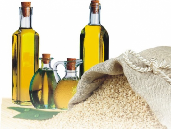 زيت السمسم يساعدك على تفتيح البشرة وتطويل الشعر زيت السمسم يساعدك على تفتيح البشرة وتطويل الشعر