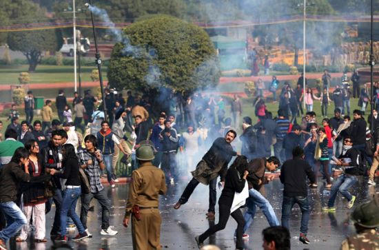 احتجاجات عنيفة في الهند بعد جريمة اغتصاب فتاة ( فيديو  )