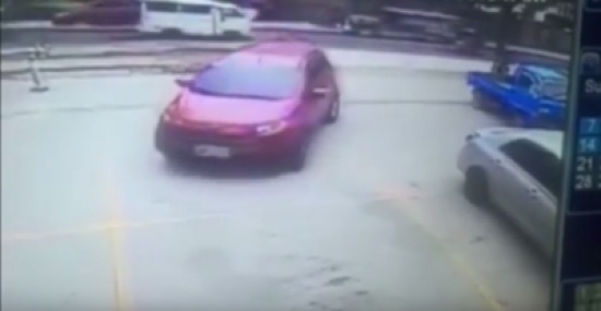 فيديو| حارس أمن يساعد هذه السيارة على الخروج من الموقف ولكن!