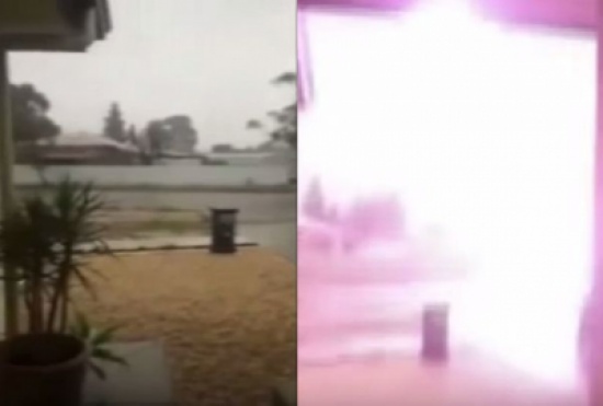 شاهد.. لقطات مخيفة لعاصفة تضرب منزلا