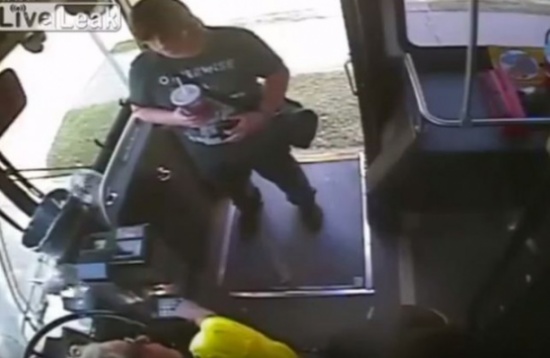 شاهد.. طالب يصفع سائقة حافلة بعد أن قامت بطرده