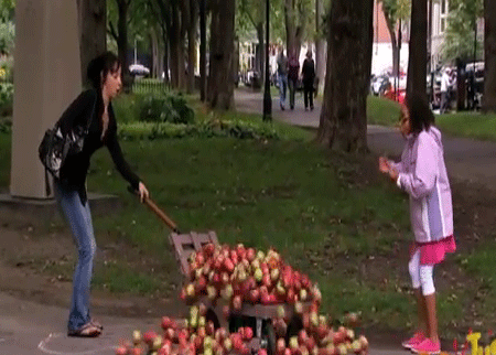 الطفلة وعربة التفاح