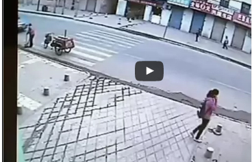 بالفيديو .. شابة انشقت الارض وابتلعتها أثناء مرورها