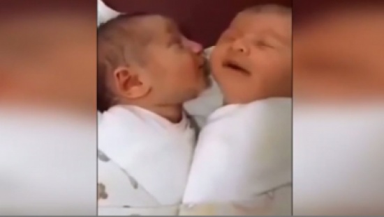 بالفيديو : لقطة مضحكة جدا لرضيع جائع