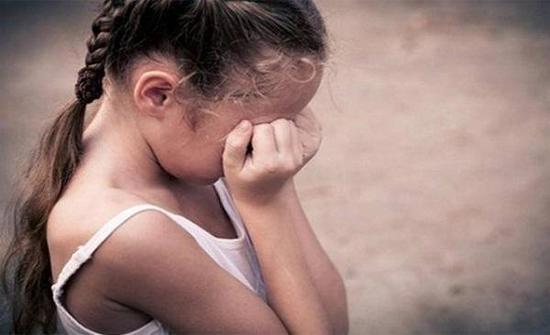 يحلق شعر طفلته ويقيدها بالحبال بعد طلاق والدتها في مصر يحلق شعر طفلته ويقيدها بالحبال بعد طلاق والدتها في مصر