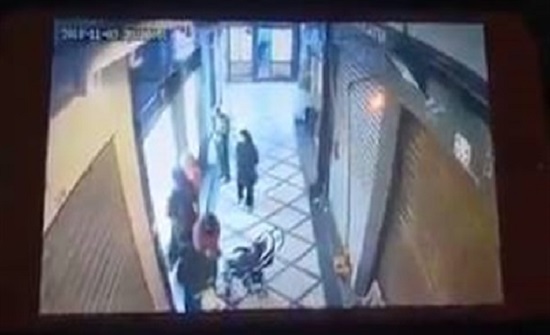 بالفيديو : عجوز تسرق هاتف جوال بطريقة ماكرة