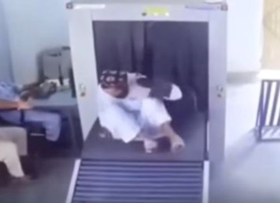 فيديو: رجل يدخل في جهاز فحص الحقائب!!