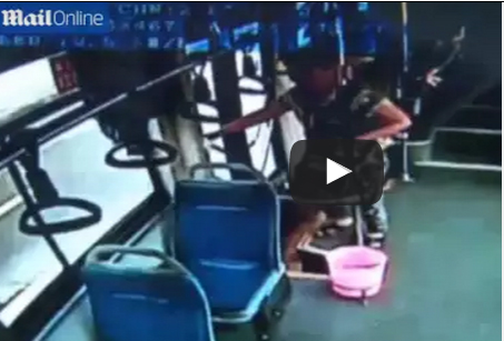 شاهد ماذا فعلت امرأة تخلفت عن النزول في المحطة