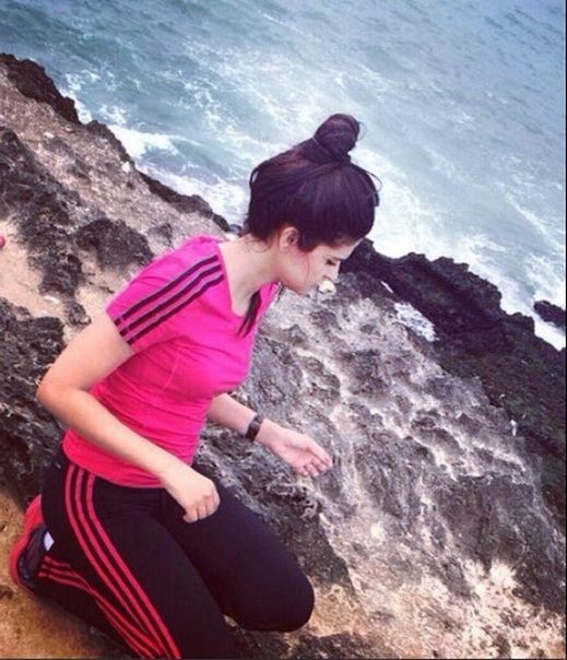 بالصور: سلمى رشيد تستعرض لياقتها البدنية على البحر بالصور: سلمى رشيد تستعرض لياقتها البدنية على البحر