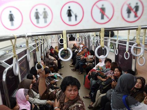 إندونيسيا تلغي قطارات النساء لقلة الطلب