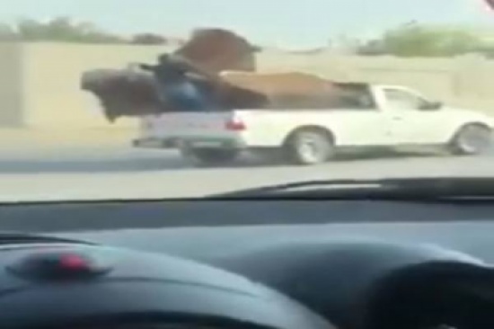 شاهد: لحظة سقوط عامل أثاث من سيارة أثناء سيرها على الطريق