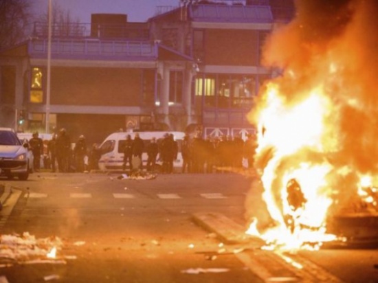 بالفيديو: محتجون يحرقون مركبات في باريس احتجاجًا على الانتخابات الفرنسية