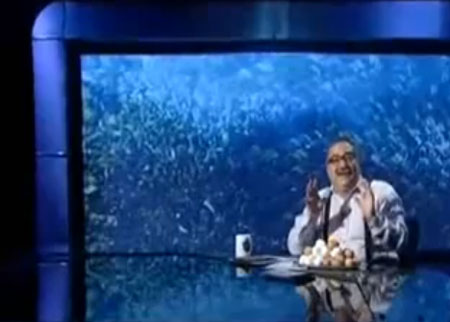 مذيع يرمي الكامرات  بالبيض