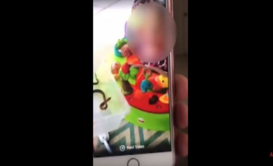 بالفيديو.....أم تترك ثعبانا يلدغ ابنتها لتلقينها درسا