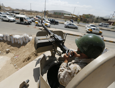 مقتل مستشار وزير الدفاع اليمني وأربعة جنود في هجوم للقاعدة مقتل مستشار وزير الدفاع اليمني وأربعة جنود في هجوم للقاعدة