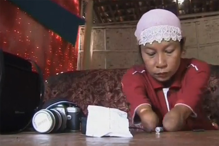 امرأة فقدت ذراعها فاحترفت التصوير