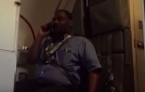 شاهد.. مضيف طيران يغط في النوم أثناء تقديم تعليمات السلامة للركاب