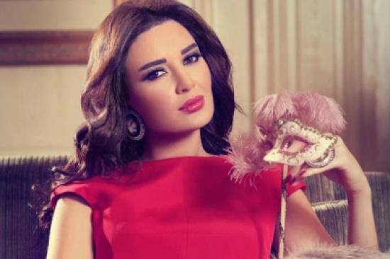 (عديلة) تسخر من نظارة سيرين وشعرها المستعار! – بالصور (عديلة) تسخر من نظارة سيرين وشعرها المستعار! – بالصور