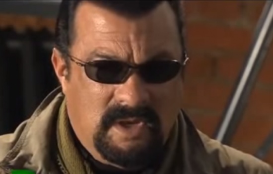 فيديو| ستيفن سيغال يفجر مفاجأة صادمة حول الهجمات في أمريكا!