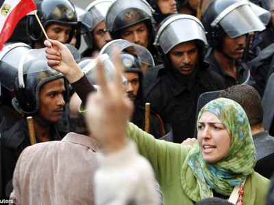 الأمن المصري يطلق سراح الأكاديمية هبة رؤوف بعد ساعات من احتجازها