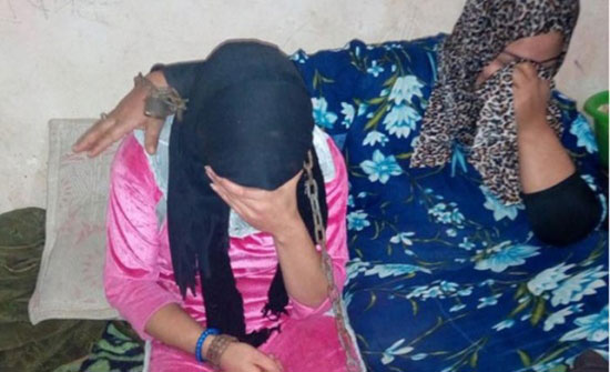 بالصورة .. قصة مؤلمة .. طفلة اكتشفت أن زوجها عاجز ففضت أسرته غشاء بكارتها بالصورة .. قصة مؤلمة .. طفلة اكتشفت أن زوجها عاجز ففضت أسرته غشاء بكارتها