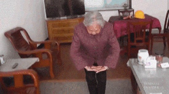 صينية تبلغ من العمر 85 عاما تحافظ على صحتها بتمارين رياضية شاق صينية تبلغ من العمر 85 عاما تحافظ على صحتها بتمارين رياضية شاق