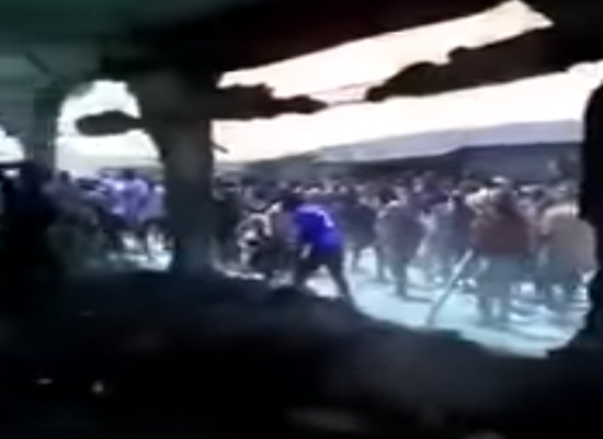 بالفيديو: نيجيريون غاضبون يهدمون حسينية شتم القائمون عليها الصحابة بالفيديو: نيجيريون غاضبون يهدمون حسينية شتم القائمون عليها الصحابة