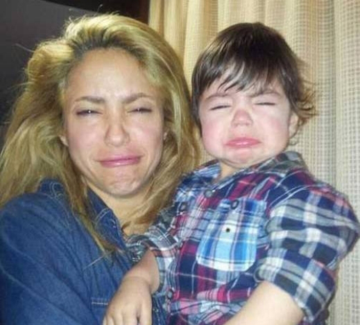 صورة لشاكيرا وهي تقلد ابنها ميلان صورة لشاكيرا وهي تقلد ابنها ميلان