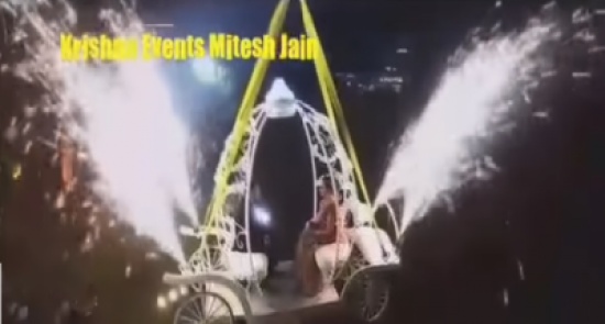 فيديو| عروس تهبط من السماء داخل عربة مضيئة !