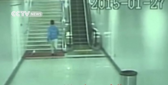 شاهد.. لص غبي يفقد هاتفه أثناء سرقة آيفون 6