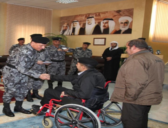 قوات الدرك تكرم عددا من ذوي الشهداء والمصابين العسكريين قوات الدرك تكرم عددا من ذوي الشهداء والمصابين العسكريين