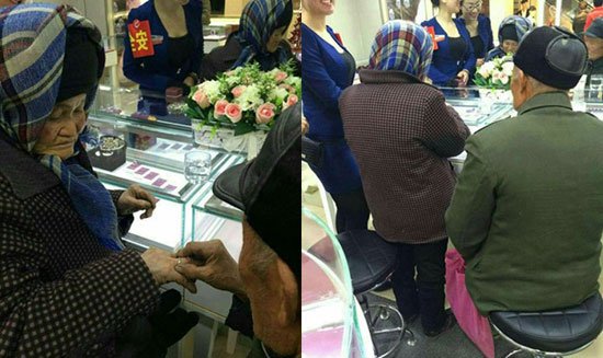 بالصور.. مسن يشتري خاتمًا من الماس لزوجته بتحويشة العمر بالصور.. مسن يشتري خاتمًا من الماس لزوجته بتحويشة العمر