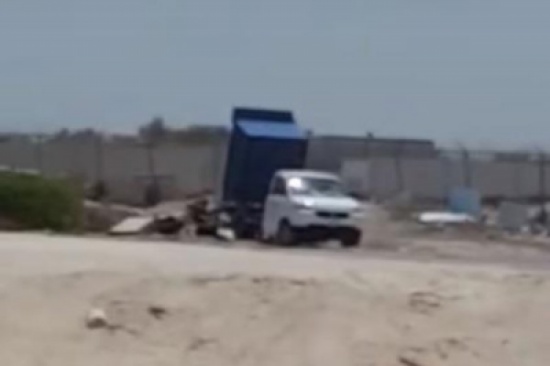 فيديو : سيارة للنفايات تلقي بحمولتها على الطريق