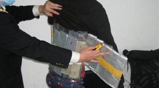 شاهد كيف حاول مهرّب إخفاء 94 آي فون حول جسده شاهد كيف حاول مهرّب إخفاء 94 آي فون حول جسده
