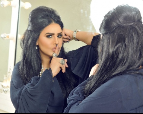 بالفيديو .. فنانة سعودية تُهدّد أحلام بسرقة كلّ مجوهراتها... وتصوّر منزلها