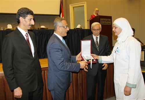 قابلة اردنية علمت بوفاة والدتها اثناء ولادة حامل .... فواصلت عملها قابلة اردنية علمت بوفاة والدتها اثناء ولادة حامل .... فواصلت عملها