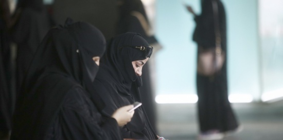 تعرف على عقوبة إماراتية شتمت زوجة طليقها عبر “واتساب” تعرف على عقوبة إماراتية شتمت زوجة طليقها عبر “واتساب”