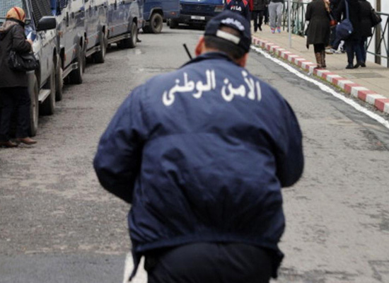 الجزائر.. "سيوف الشاورما" تثير هلعا خلال ملاحقة مهرب بشر الجزائر.. "سيوف الشاورما" تثير هلعا خلال ملاحقة مهرب بشر
