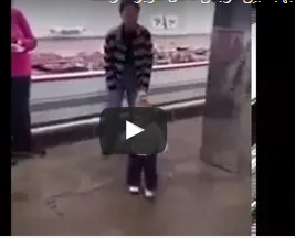 بالفيديو.. طفلة صغيرة تنشر البهجة بين الزبائن داخل سوبر ماركت