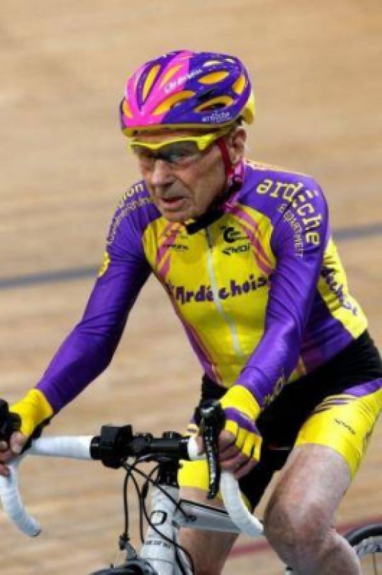 عمره 105 أعوام.. قطع بدراجته 22 كيلومترا