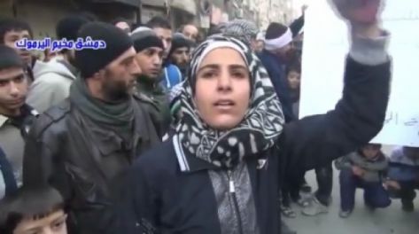 بالفيديو .. شابة فلسطينية من قلب اليرموك المحاصر : اقتلونا بالكيماوي سريعا