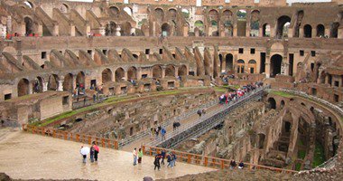 سائحتان أمريكيتان تواجهان المحاكمة لحفر اسميهما على الكولوسيوم بإيطاليا