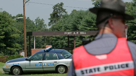 تسرق سيارة شرطة وزوجها مكبل بالداخل