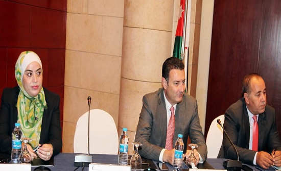 ندوة توصي بتعزيز الشراكة بين مجالس المحافظات والنواب