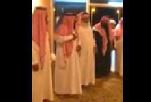 سعودي يحلف بطلاق زوجاته الأربع من أجل هدية !!