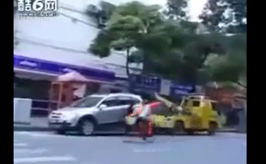 شاهد ردة فعل امرأة غاضبة تم حجز سيارتها!