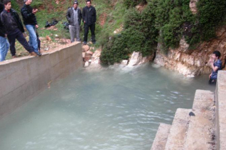 تفجر  نبع أبو الجود أكبر ينابيع عجلون .. واضرار كبيرة