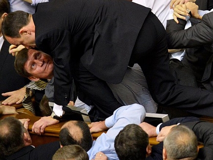 عراك واشتباك بالايدي في البرلمان الاوكراني