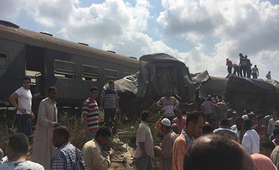 عشرات القتلى والجرحى بحادث تصادم قطارين في الإسكندرية (فيديو) عشرات القتلى والجرحى بحادث تصادم قطارين في الإسكندرية (فيديو)