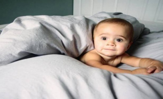 لماذا ينطق الأطفال بكلمة “بابا” قبل “ماما”؟